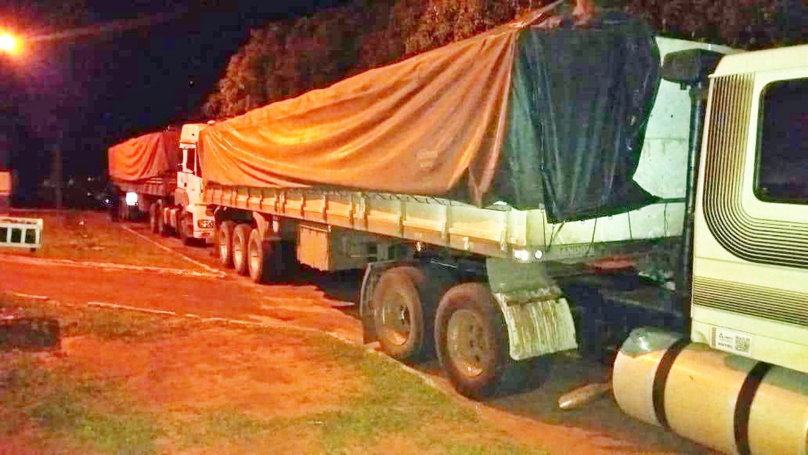 Foram apreendidos cinco bitrens com 3.450 caixas de cigarros de origem estrangeira. Divulgação