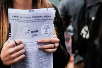 Estudantes já podem conferir o espelho das redações do Enem 2016 Dois corretores independentes avaliam as redações e atribuem nota de até 200 pontos a cada competência