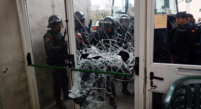 Guardas civis quebram porta de local onde presidente catalão iria votar
REUTERS/Juan Medina
