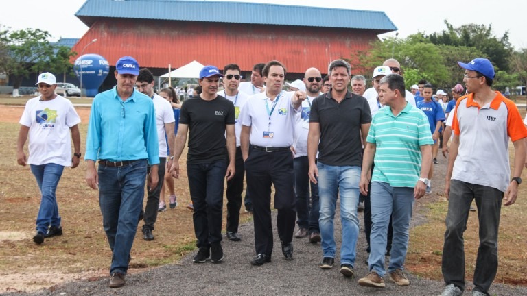 Presidente da CEF vistoria obra de pista de atletismo e garante projetos para Capital Diogo Gonçalves