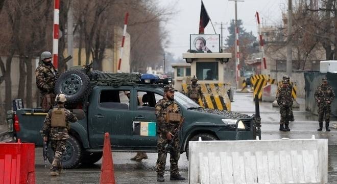 Forças de segurança afegãs observam próximas ao ataque suicida em Cabul
Reuters/Mohammad Ismail - 24/02/2018