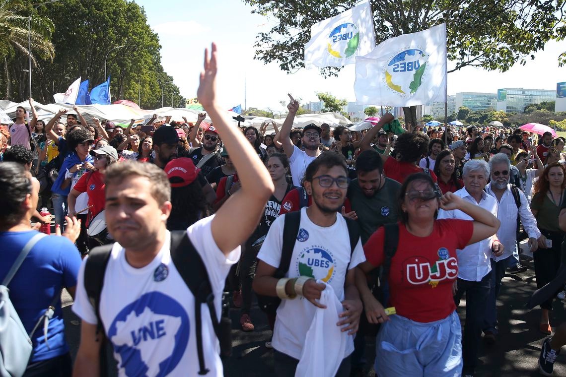Manifestantes voltam às ruas por mais verbas para universidades José Cruz/Agência Brasil