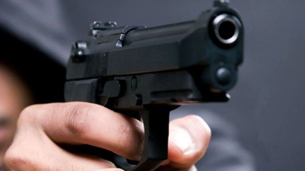 Ao atender o celular, homem é cercado e tem caminhonete roubada