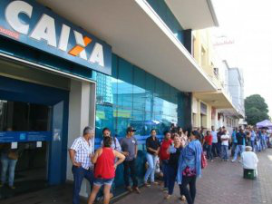 Com feriado sexta, agências da Caixa abrem às 9h para saque do FGTS Desde sábado, fila gigantes em frente das agências. (Foto: André Bittar)
