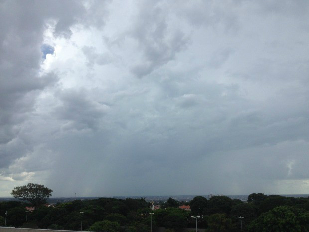 Céu de Campo Grande na tarde desta sexta-feira (26) (Foto: Glaucea Vaccari/G1 MS)