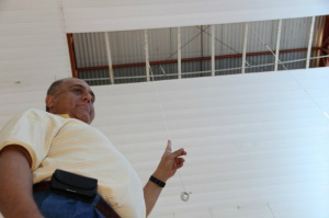 Secretário mostra forro de UPA que desabou na última quarta-feira. (Foto: Marcos Ermínio)