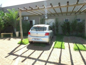 Veículo foi acorrentado ao hotel para minimizar prejuízos com dívida. (Foto: Marco Campos/TL Notícias)