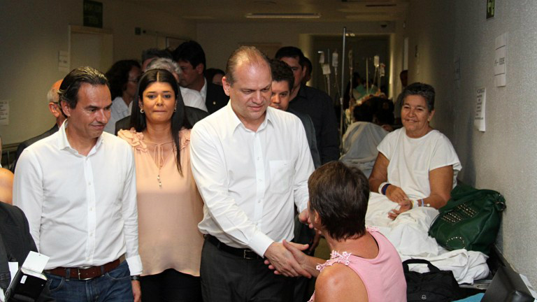 Prefeito entrega documento a ministro solicitando aumento de repasse Prefeito entrega documento a ministro solicitando aumento de repasse