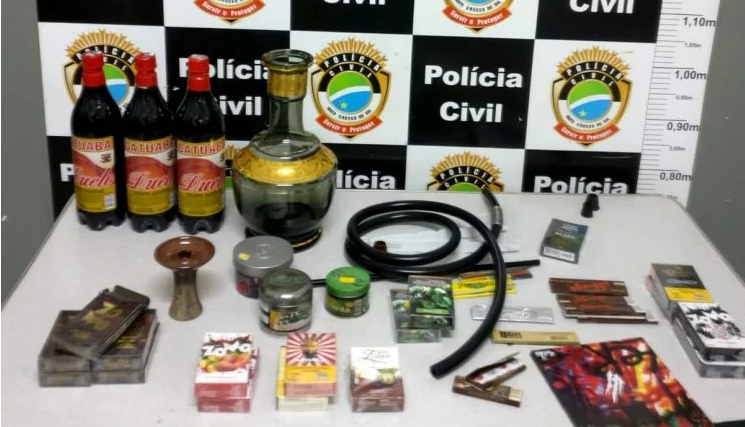 Polícia prende dupla que furtou garrafas de Catuaba e utensílios de Narguilé em tabacaria Divulgação