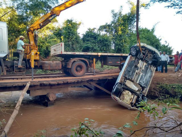 Momento da retirada do veículo e do corpo: Fotos - Maycon Chaves
