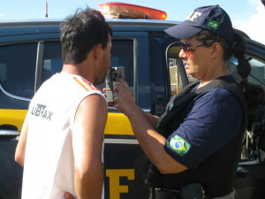 Teste de bafômetro tem sido realizado com condutores durante a operação (Foto: Gizele Almeida)
