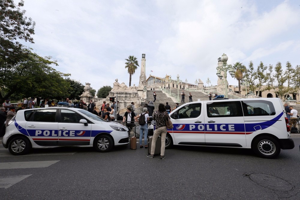 Carros da polícia do lado de fora da estação de trem de Marselha, após ataque de um homem com faca que deixou pelo menos um morto neste domingo (Foto: Claude Paris/AP)