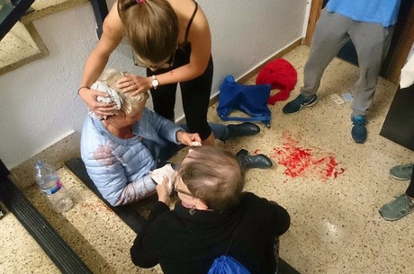 Senhora é atendida após ter sido ferida na cabeça
Xavier Lesan via REUTERS