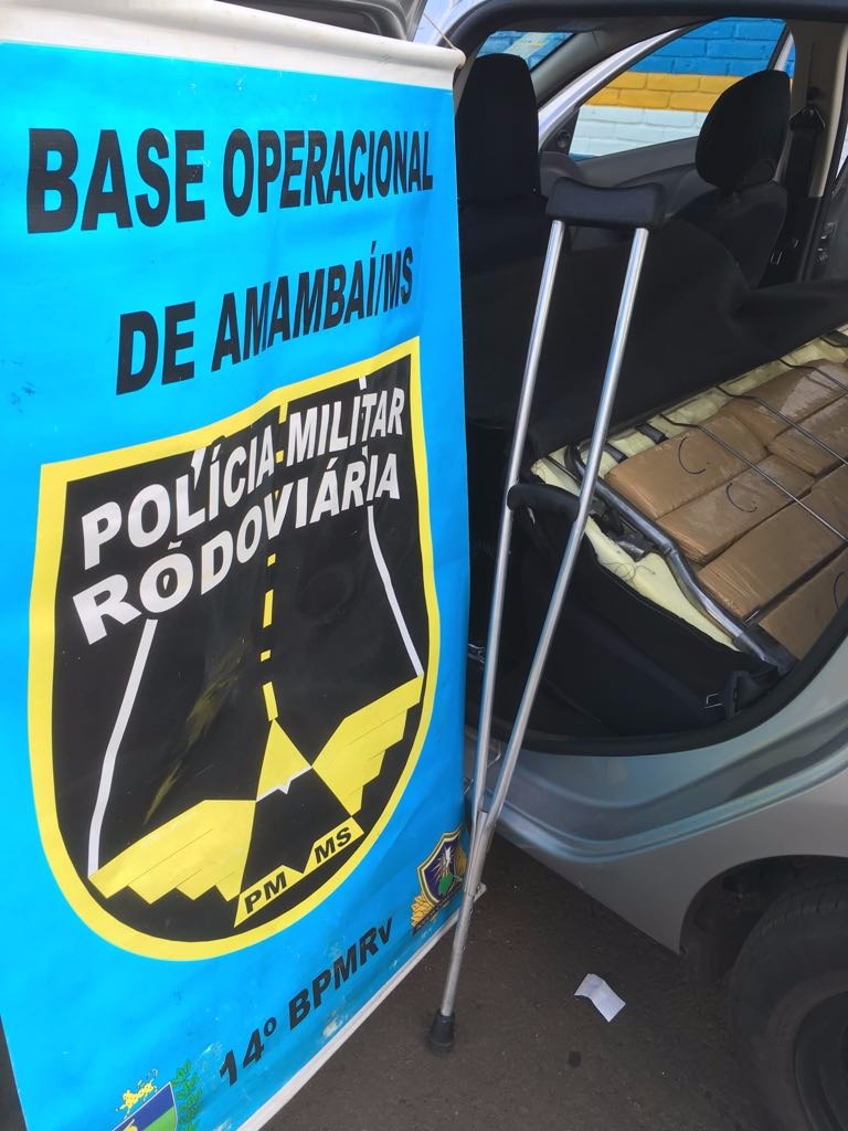 A droga estava acondicionada sob o banco traseiro do carro.