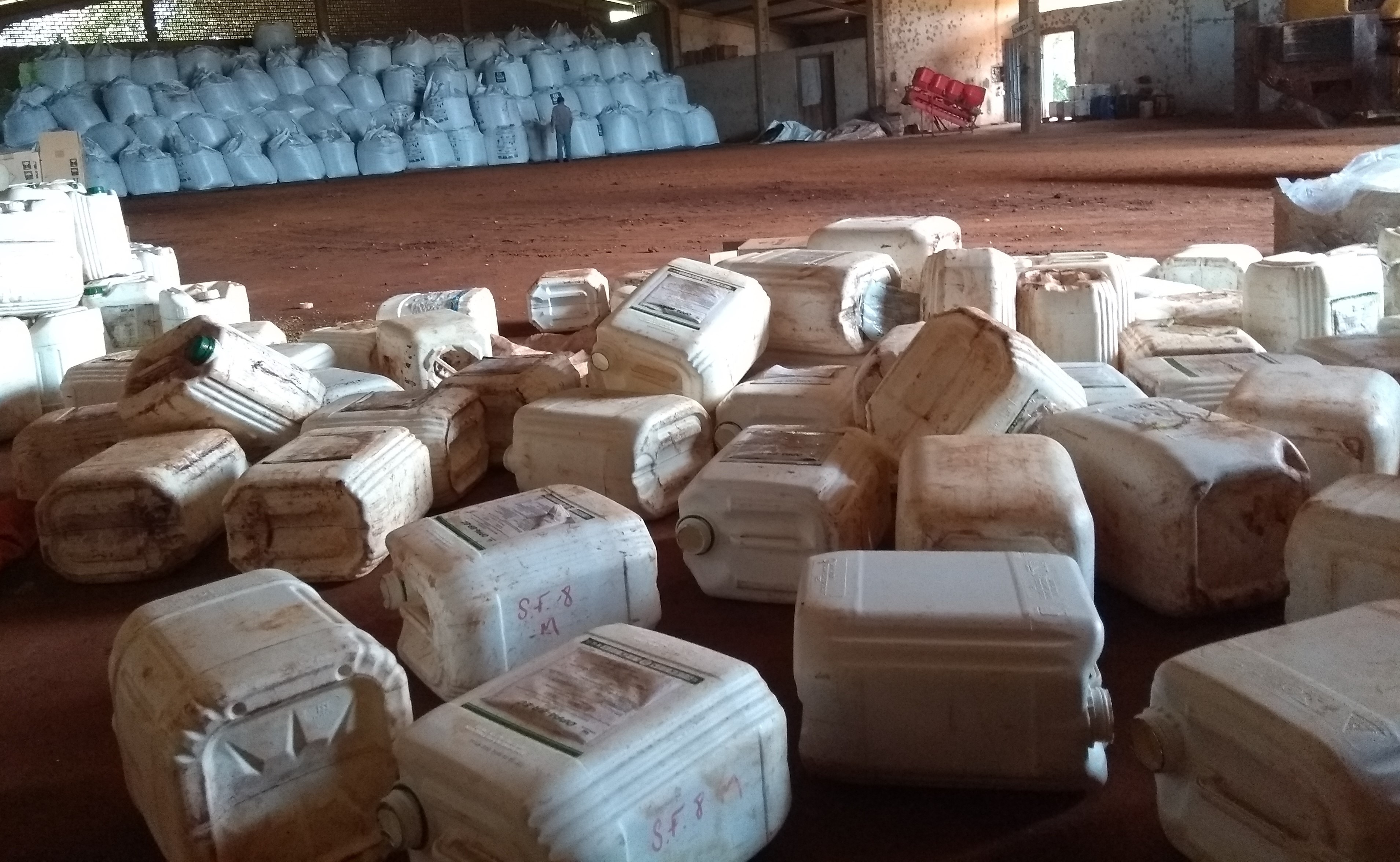 Agricultor é multado em R$ 12 mil por armazenar agrotóxico de forma irregular Havia riscos do agrotóxico contaminar o solo - Foto: Divulgação/PMA