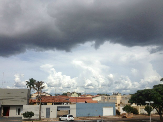 Céu de Campo Grande na tarde deste sábado (27) (Foto: Glaucea Vaccari/G1 MS)