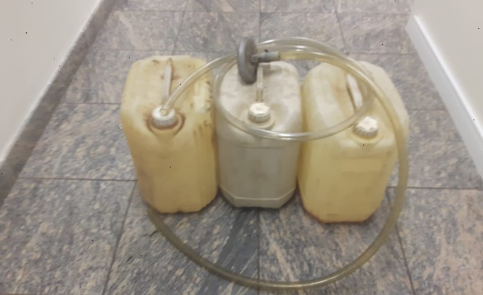 Polícia apreendeu galões em que frentista e motorista colocavam gasolina. Polícia Civil/Divulgação