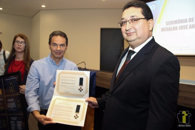 Entrega da Medalha José Antônio Pereira marca ato alusivo aos 120 anos de Campo Grande Marquinhos recebeu a medalha das mãos do secretário Valério Azambuja (Foto: Edson Ribeiro)