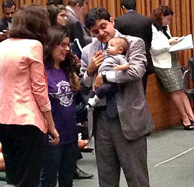 Deputados derrubam veto e liberam uso do canabidiol no DF Deputado Rodrigo Delmasso, autor da proposta, comemora com bebê portadora de epilepsia