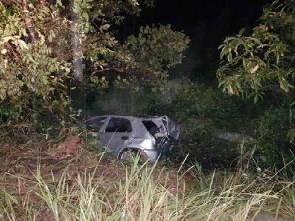 Celta cai em ribanceira após ser atingido na BR-359 Foto: Edição MS