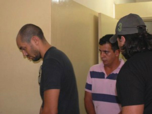 Marcio (de preto) e Rafael (listras) são apresentados à imprensa.