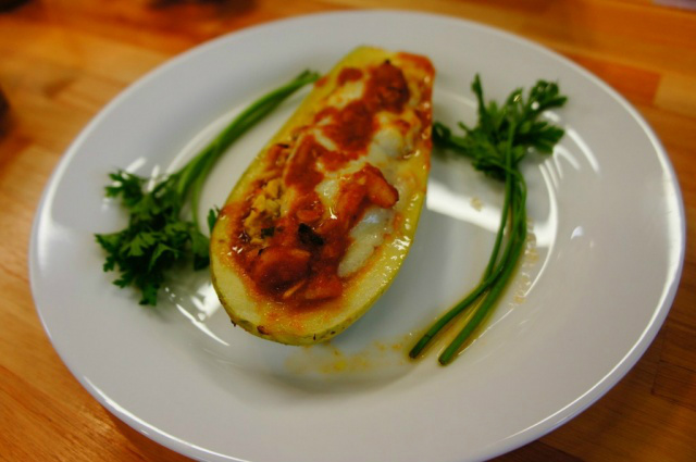 Receita funcional: abobrinha recheada com frango e mussarela de búfala Receita funcional: abobrinha recheada com frango e mussarela de búfala