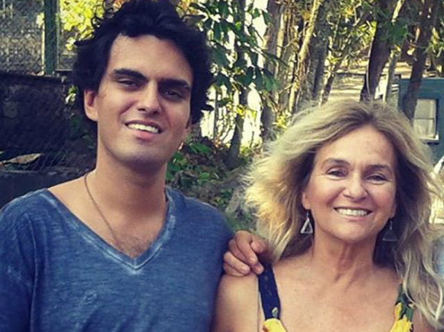 Pais relacionam morte de Rian Brito a consumo de ayahuasca Rian Brito e a mãe, Márcia Brito, conhecida pelo nome artístico de Brita Brazil(Reprodução/Facebook)