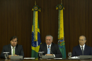 Janot: Michel Temer capitaneava esquema de propinas do PMDB Eliseu Padilha (direita) com Michel Temer e Rodrigo Maia, o 11 de abril. JOÉDSON ALVES - EFE