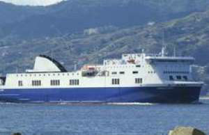 Balsa pega fogo com centenas a bordo na costa da Grécia