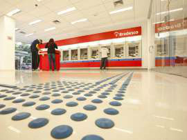 Egberto Nogueira/ Imafotogaleria Agência do Banco Bradesco: Canais como internet banking e caixas eletrônicos funcionarão normalmente