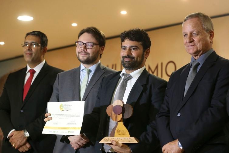 Mestre em Economia ganha prêmio do Serviço Florestal Brasileiro Edson Rodrigo Toledo Neto, 1º lugar na categoria profissional, durante cerimônia de entrega do 6º Prêmio Serviço Florestal Brasileiro em Estudos de Economia e Mercado Florestal (Antonio Cruz/Agência Brasil)