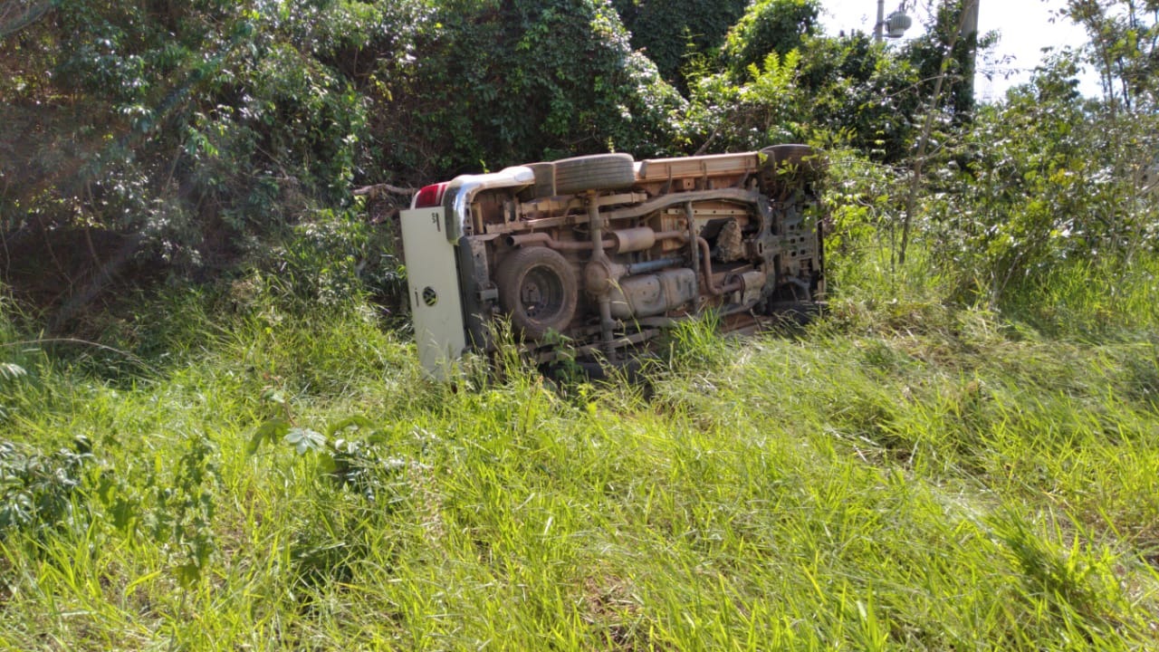 Suspeito de roubar e capotar caminhonete é preso em matagal