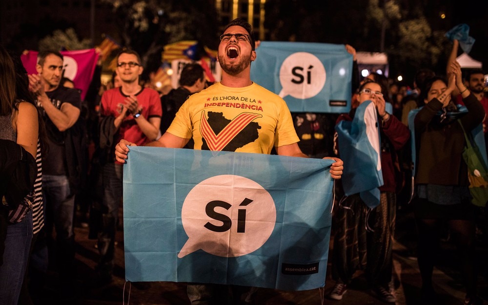 Apoiadores da independência comemoram resultado de referendo na Plaza Catalunya, em Barcelona, na noite de domingo (1º) (Foto: AP Photo/Santi Palacios)