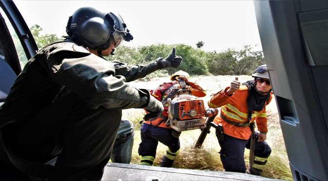 Grupo de bombeiros se desloca de helicóptero para uma área alagada na RPPN da Caiman. Saul Schramm