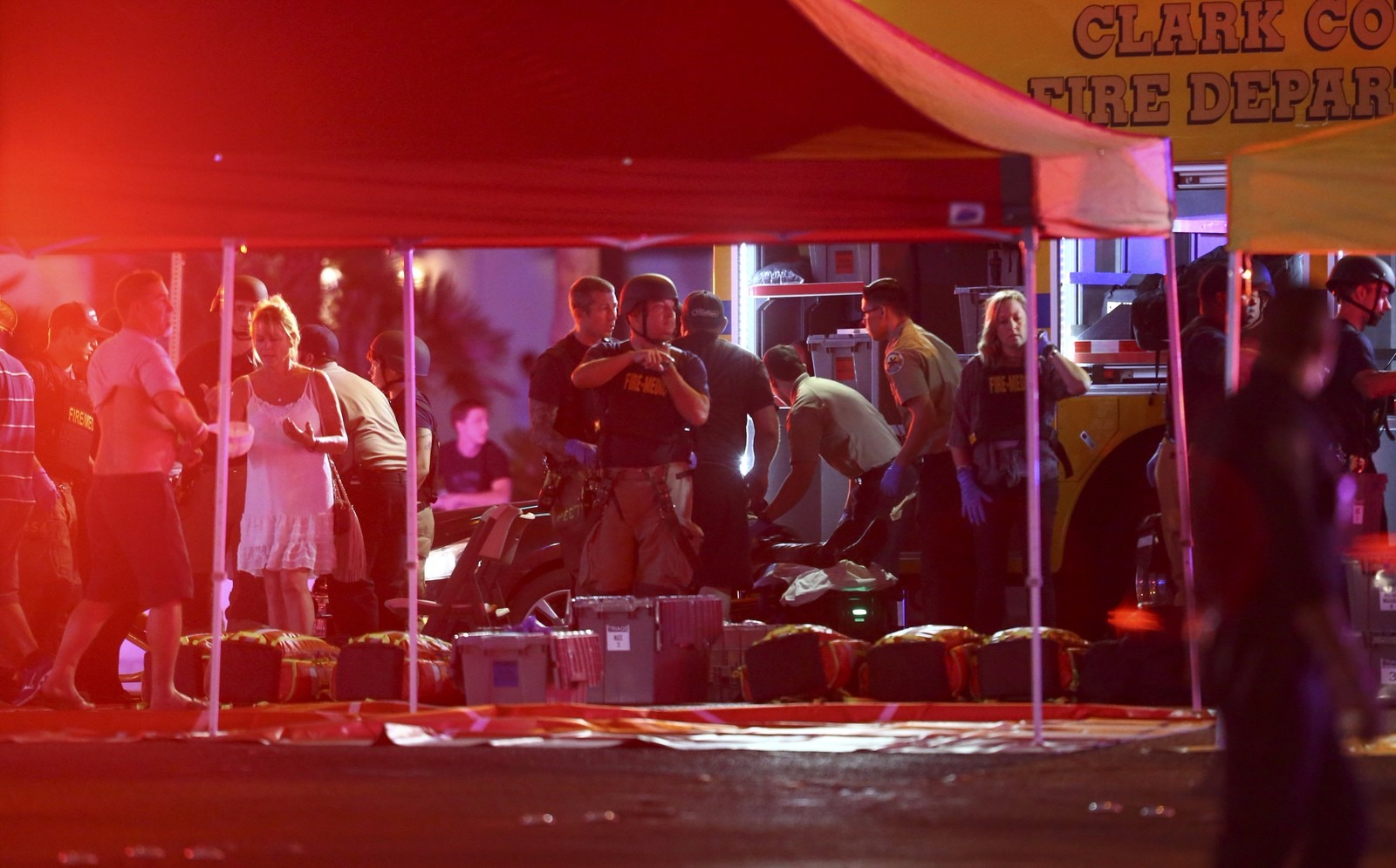 Equipes de salvamento trabalham para salvar vítimas no Hotel e cassino Mandalay Bay, em Las Vegas, EUA
Ethan Miller/Reuters