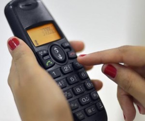 Ligações de fixo para móvel ficam mais baratas a partir de hoje O preço médio das ligações locais de telefone fixo para móvel vai passar de R$ 0,18 para R$ 0,12, sem imposto - Marcelo Casal Jr. / Agência Brasil