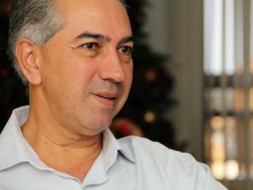 Governador toma Antarctica, ouve sertanejo no pen drive do carro e deixa o neto dormir em sua cama. (Foto: Marcos Ermínio)