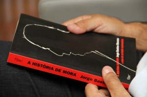 Novo governador usa botina e jeans, é corintiano e tem Luan Santana no pen drive