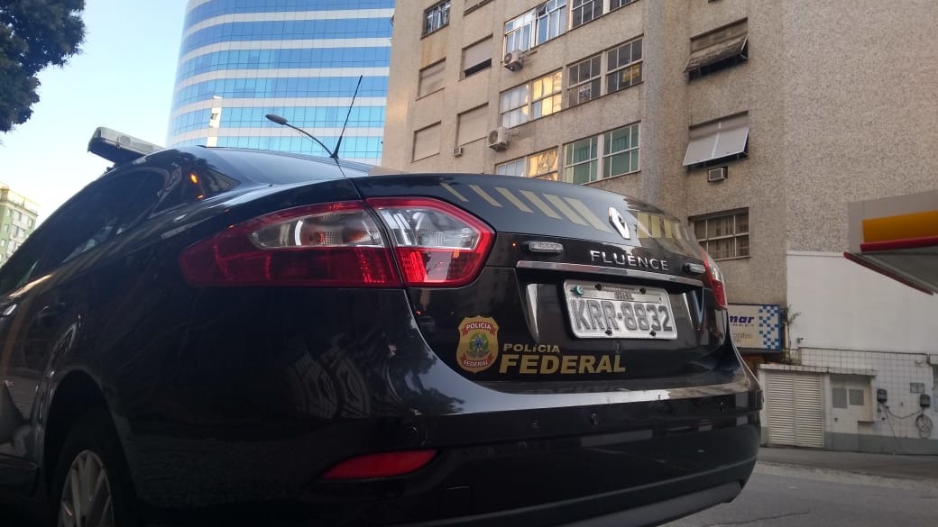 Equipe da PF cumprindo mandado no Rio de Janeiro. Divulgação/PF