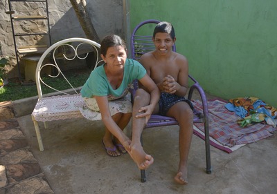 Delídia mostra o pé do filho, Isaías Ferreira da Silva, 17 anos, que sente muita dor e anda se arrastando - Foto: Paulo Ribas / Correio do Estado