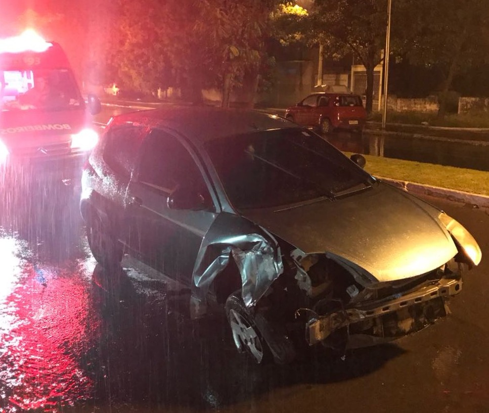 Carro ficou com a frente destruída após bater em poste em MS (Foto: Corpo de Bombeiros/ Divulgação)
