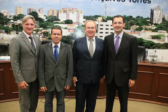Foto: Divulgação

Nova mesa-diretora da Câmara de Dourados é formada pelos vereadores Idenor Machado (presidente) Cirilo Ramão (vice-presidente), Dirceu Longhi (1º secretário e Pedro Pepa (2º secretário)