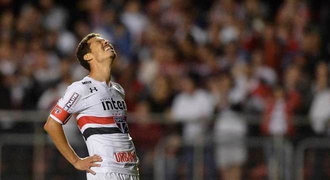 São Paulo dá vexame no Morumbi e volta para zona de rebaixamento Hernanes lamenta a derrota para Coritiba no Morumbi, em São Paulo
Mauro Horita/Estadão Conteúdo