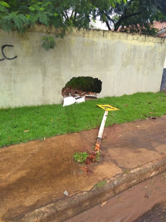 Motorista colide e derruba muro de Delegacia em Nova Alvorada do Sul