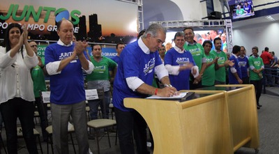 Governador Reinaldo Azambuja e demais autoridades no dia do lançamento do programa Juntos Por Campo Grande que oficializou repasse de R$ 15 milhões para a Capital.