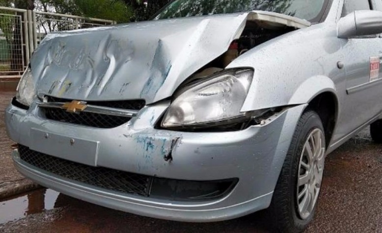 Taxista é sequestrado, amarrado e colocado dentro de porta-malas de carro