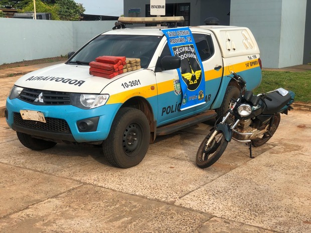 Homem joga 20 kg de maconha quando vê polícia mas é preso