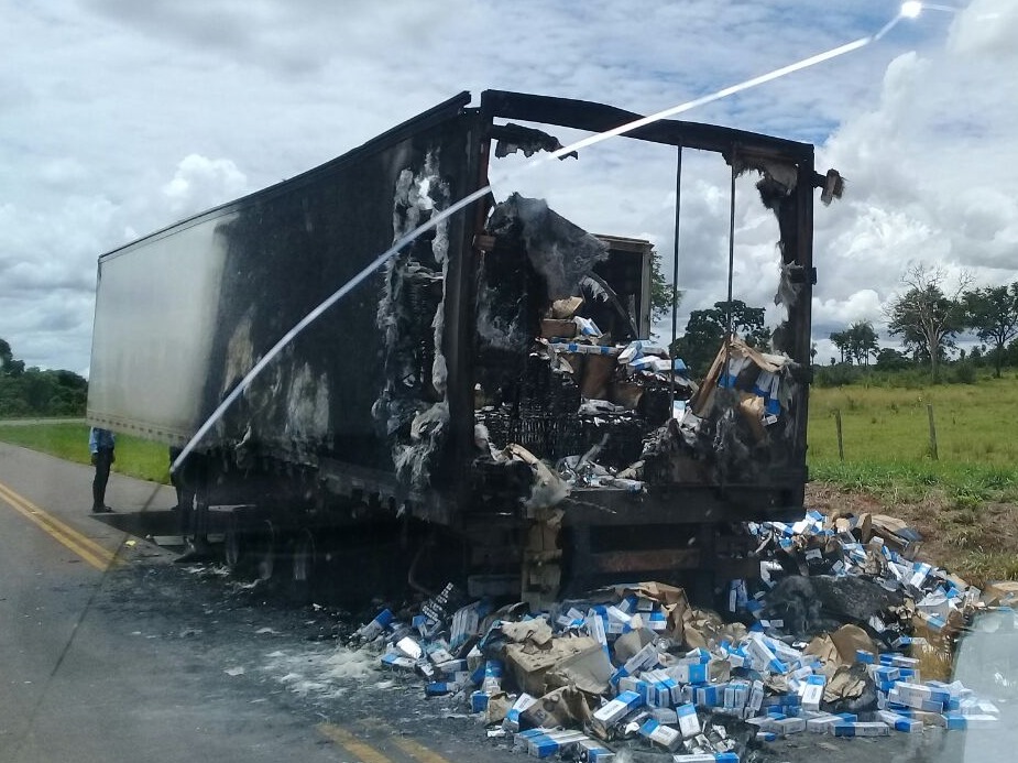 Carreta com cigarro contrabandeado pega fogo na MS-080