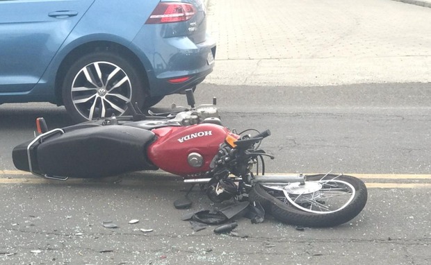 Após invadir cruzamento, motociclista é atropelado e morto por carro (Foto ilustrativa)