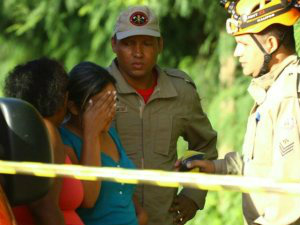Corpo de criança levado por enchurrada é encontrado em banco de areia Momento em que a família recebe a notícia de que o corpo foi encontrado (Foto: André Bittar)